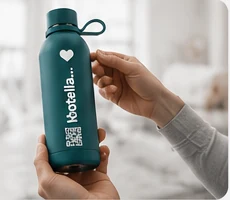 Persona sosteniendo una Botella Activa
